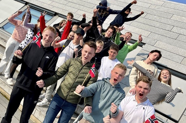Bilde av en jublende gjeng elever fra Gjerdrum skole.Foto.